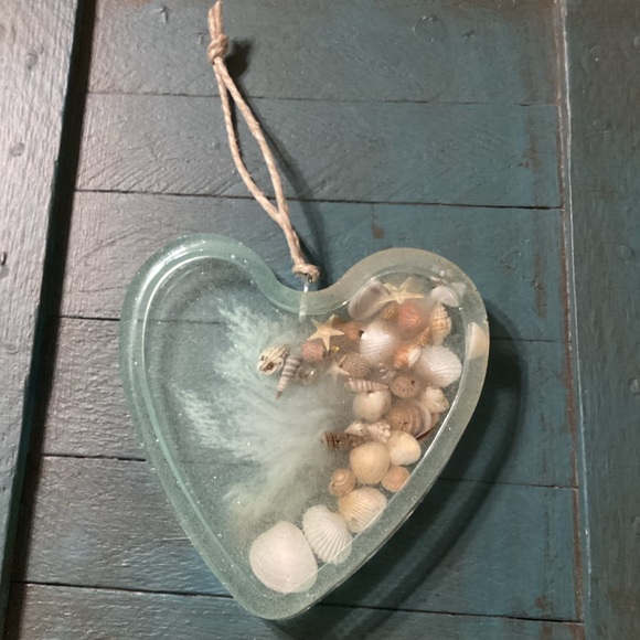 Clear resin with shell hanging decor - Picture 2 of 8